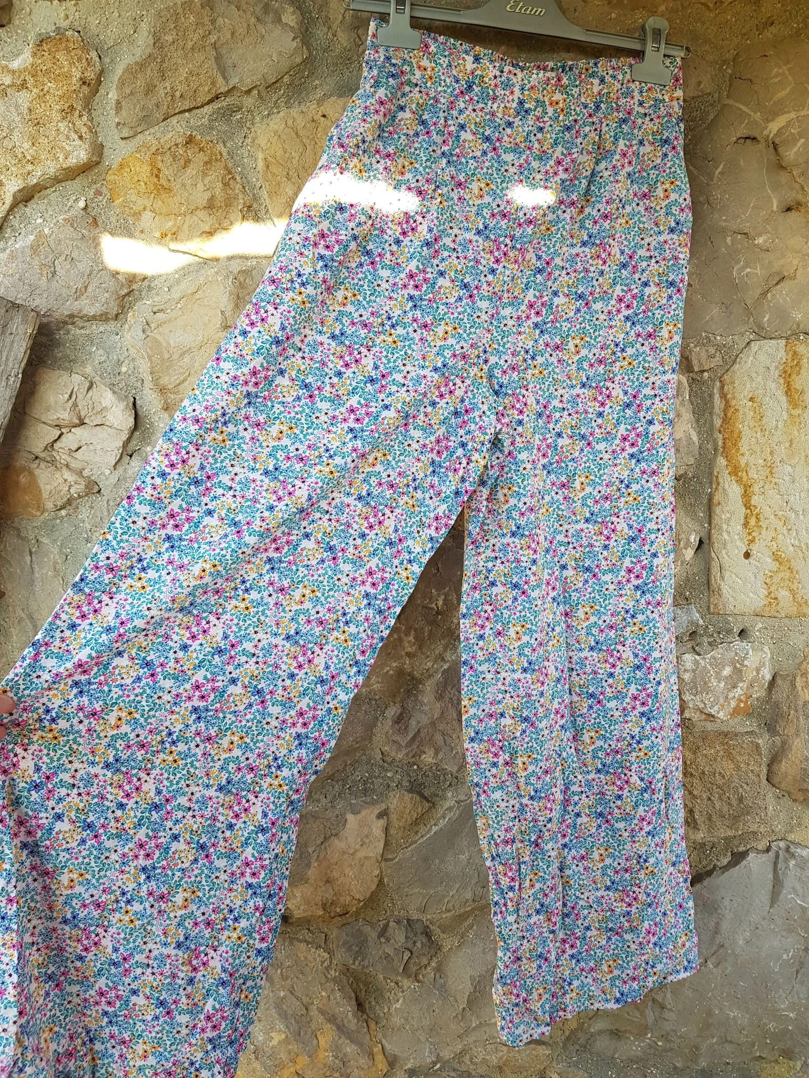 Pantalon ancho fluido de flores cintura alta Etam